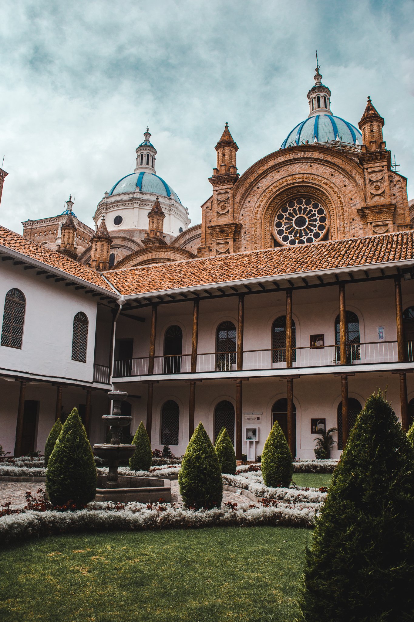 Catedral de la Inmaculada Concepción cuenca ecuador - blue domed cathedral
