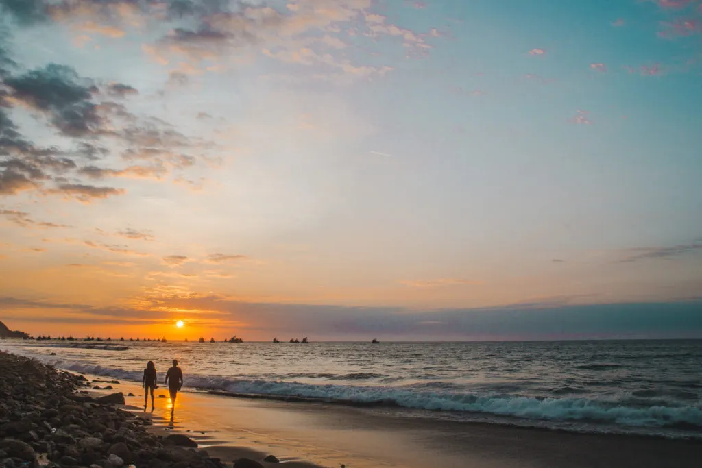 mancora guide blog tips where to stay do visit see surf hostels loki psygon travel to peru beach turtles south america trip