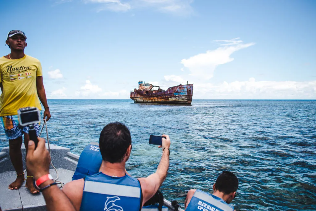 Johnny Cay El Acuario VIP boat tour San Andres Colombia shipwreck