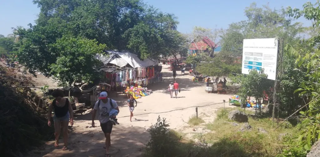 isla baru town playa blanca colombia