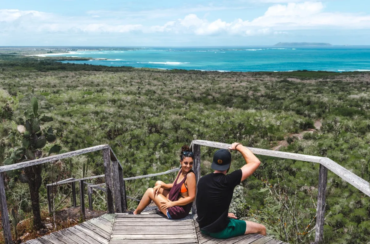 How to create couple travel photos without a tripod: A Photoshop technique that always shocks