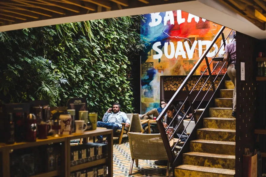 manager millennials in a coffee shop: why it's great to have travel on your résumé