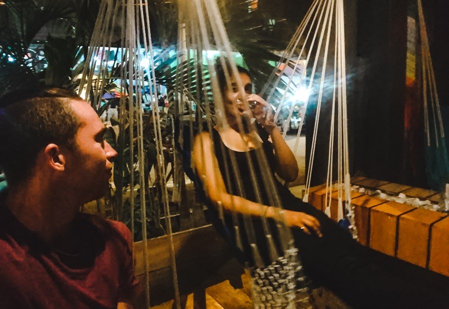 2 backpackers in a bar in Montañita Ecuador nightlife