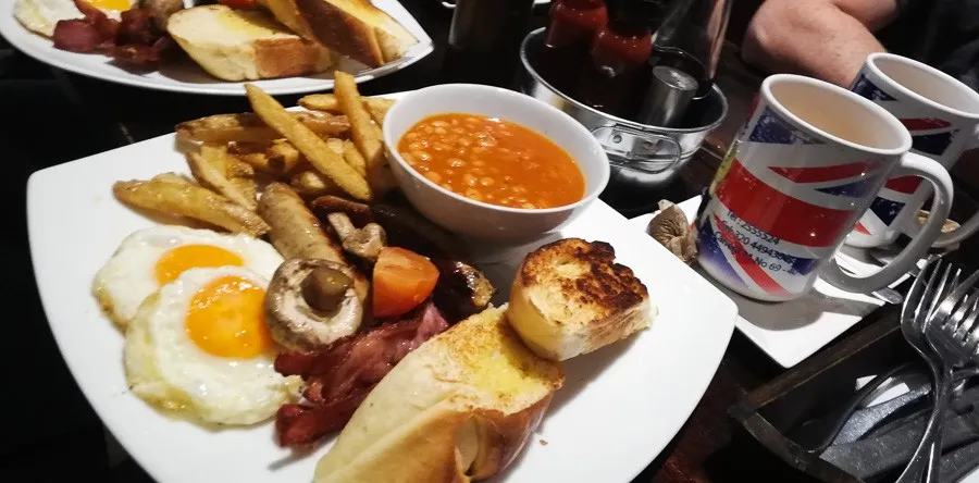 full english breakfast at el ingles bogota: place to watch premier league football