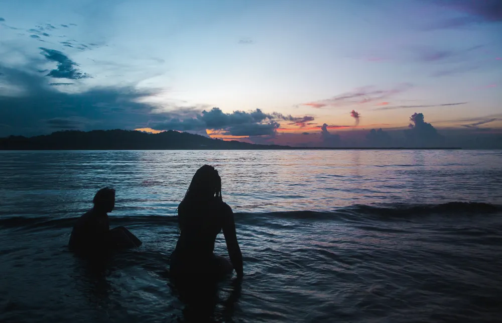 Backpacker girls in sea: 11 things to know about costa rica pura vida