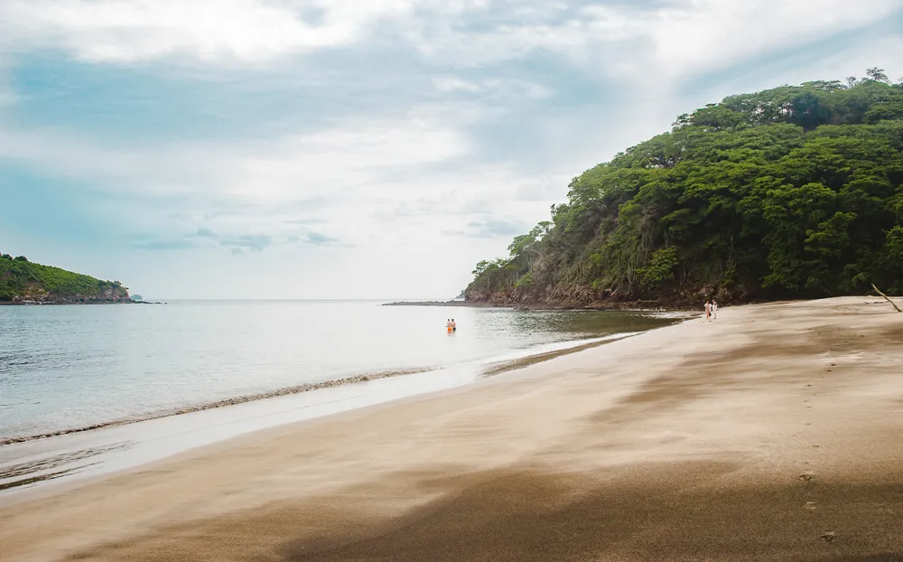 Backpacker girls in sea: 11 things to know about costa rica pura vida